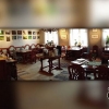 Inne på museet hittar ni även Café Gästis! (öppet 11-17 alla dagar)

Visste ni att caféets inredning har formgetts utifrån möbler ur samlingarna? Förlagan till stolarna finns utställd i museet. Men de är bekvämare än originalet vars kortade framben hade t