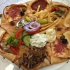 Vulkanpizzan har landat på Estelle. 

I mån av tid så serveras denna omtalade nyhet! 

Ring oss innan för att höra med personalen om tid finns för att göra en beställning, då pizzan tar lång tid att bakas.

Pris: Från 99:-

Varmt välkomna 