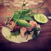 Compadres! Idag öppnar vi igen. De senaste dagarna har kockar provlagat en hel del och vi kommer successivt fylla på menyn med nyheter. Här t.ex. en taco på marinerad lax med kantareller och avocado! Bienvenidos 