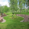 Mycket av kyrkogårdens nyalagda snyggt designade stensättningar omkring gravplatserna.