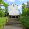 Kyrkans entrè från södra sidan.