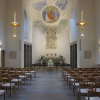 Enkel inredning med lösa stolar för kyrkbesökare ger mest intryck av samlingslokal.