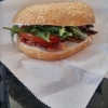 Från idag är vi stolta att kunna presentera Bagel BLT BBQ. Detta är en bagel med knaperstekt bacon, tomat, sallad och en pikant BBQ sås. Sjuuuukt gott. 
Välkommen... :)