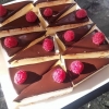 Är du sugen på cheesecake och vitchoklad har vi den perfekta saken i vår gottekyl idag. Detta ÄR cheesecake med vitchoklad. Vi har dessutom pimpat den med lite hallon... Öppet till 17.00 med Minna och Roine bakom disken. Välkommen. :)