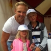 Pappa Roger har med barnen William och Ella, som tycker det ska bli spännande att bada.