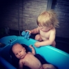 Bild av @linneakrogestad - Mina små bad killar! Laban fick hjälpa mig att bada Valter och sen fick Laban bada medans Valter låg på skötbordet och luftade sig lite :-) Idag har vi haft Mikaela och Oliver här hela fm :-) Valter sov under hela besöket men La
