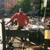 Sugen på en tallrik nygrillad mat?
Direkt ifrån uteserveringen kan du välja mellan fiskspett och köttspett, båda spetten serveras med en somrig potatissallad. 
Priset för grillat krubb landar endast på 99:-

Mannen som står ansvarig för grillen är ingen m