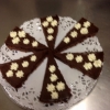 Dagens goda kladdkaka med chokladglasyr och hallonsås