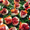Crostini med chevreost och bresola.