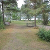  Lite gräsytor, en grillplats och några bord och stolar.