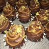 Idag har vi testat chocklad muffins med kolatryffel i med chocklad frosting, kolasås och salta pistage nötter 