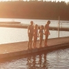 Bild från Skogssjön av @starrendahlberg - Olivia tar ett kvällsdopp med kusin Filippa och kompisarna Julia & Linnea från Mjölby ☀️ @filippiisen @hoglundlinneaa