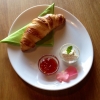 Nygräddad croissant med cream cheese och marmelad. Nytt hos Stenhusa kök & kafé – välkomna in!
