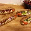 Grov baguette med keso pestoröra  &kyckling alt.. vegetarisk m avokado.