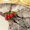 Fudgekladdkaka med syrligt röda vinbär