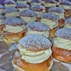 Igår slog vi säljrekord på semlor för detta året hittills 480 semlor gjordes + en hel del kransar och ÄNDÅ tig dom slut 15.30. Vi är hedrade att dessa är så populära.
