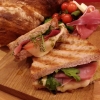 Varför inte prova vår lite lyxiga Levaintoast en morgon? Surdegsbröd med lufttorkad skinka, tomatpesto, mozzarella, färska tomater och ruccola! Finns i flera storlekar!