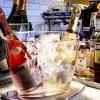 Nya bubbliga bekantskaper på en liten krog. Varför inte börja middagen hos oss med ett glas champagne från Haton & Fils. Eller ett glas av Richard Juhlins finfina alkoholfria bubbel! Svalkar ljuvligt i sommarvärmen