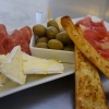 Plocktallrik med Charkuterier och ost
Proscuitto, salami, brieost, marinerade oliver, parmesan och bröd
för 2 personer 165:-