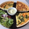 En god paj kanske? Du kan välja mellan ost- och skinka, kyckling- och sparris och grönsakspaj. Till pajen får du fräscha salladsgrönsaker och någon av våra hemlagade dressingar