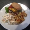 Dagens lunch:
Högrevsburgare med klyftpotatis, hemmagjord ketchup, dressing och bröd!