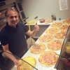 30 Pizzor ska göras till ett ungomslag i hockey! Ägaren har fullt upp men har ändå ett leende! 