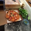 Take Away är det vi jobbar på just nu. Utmaningen är att få pizzan lika god hemma som här. Resultatet är nu helt skilt från det ni får här. Fortfarande Napolitansk men mer fattigmansversionen som återfinns idé fattiga kvarteren. #sorbillo är ett bra exemp