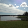 Bryggan samt picknickbord.