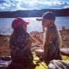 Bild från Dammsjön av @suser - - t j e j s n a c k -
Tilde & Selma samtalar över en glass på stranden.☀️