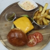 Veckans lunch burgare. 200 gram grillad hamburgare med cheddarost, dressing, sallad, pommes frites och coleslawe .