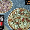 Två populära pizzor hos oss! 
Till vänster har vi 
Bonde special: äkta skinka salami och bacon.
Till höger har vi 
Venedig: tomater äkta mozzarella och basilika.
