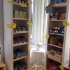 Till vänster ser ni en hylla med Ecovitals godis, och ekologisk barnmat. Har ni ett hungrigt barn med er går det självklart att värma på maten i vår micro, bara att fråga i kassan :) 

Den högra hyllan är utnämnd till att vara vår veganhylla, fylld med ch