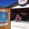 Välkommen Johan och tack för att du hjälper till med kiosken i sommar! I helgen har vi glass och från måndag fullt sortiment. Vi har öppet alla varma och soliga dagar hela juli. Avvikelser vid trist väder meddelas här på FB. ❤️-igt välkomna!