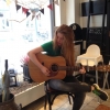 Soft livemusik med vår Valentine - kom in och söndagsmys!