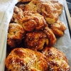 Claes solskenskaka på gårdsägg, banankaka, nötpaj och våra nybakade kaneldoftande bullar