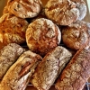 Hej! Idag är det fredag (om ni inte redan visste det) och vi har laddat butiken med en massa gott. Frallor, baguetter, bröd, kanelbullar mm. Öppet till 17 idag. Välkomna till oss på Surdegsbagarna!