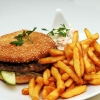 Hemlagad hamburgare och pommes frites med ljuvlig cole slaw som tillbehör.