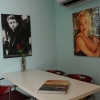 Lite av interiören, som går i amerikansk 50-talsstil. De gamla stjärnorna James Dean och Marilyn Monroe förstärker intrycket.