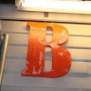Nu har vi inlett arbetet med att sätta upp Burgers and Hot dogs på fasaden.