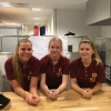 En vecka kvar till öppning. Idag har vi haft utbildning på Pizzabakeren Hälla. Här ser vi Amanda, Emma och Matilda.