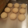 Dagens deg är strax klar. På bilden ser vi bullar som väger 360 gram st, som till slut blir våran 30 centimeters mediumpizza. 
Visste du att vi på Pizzabakeren bakar vår egna deg i lokalen på Hälla varje dag? Välkommen in!