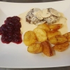 Dagens Pannbiff med stekt potatis, champinjonsås och lingon 