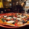Riktig fräsch provencalsk pizza levereras bara av Cyrano.  Välkommen in.