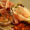 Spansk charkuteriplanka med marinerade kalamataoliver & manchegoost