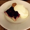 Vi bjuder på hallonpaj med vaniljsås till dessert.