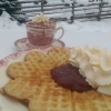 Äntligen kommer det ny fluffig snö ner singlande över vår fäbod.
Vi passar på att njuta av snön med en kopp varm choklad och frasig våffla,
Hur gör du?
www.jonasisalen.se