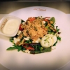 Hungrig? Välkomna till Le Croissant för en underbar sallad med varmrökt lax som serveras med lime yoghurt.