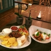 Nästa vecka har vi barnens sportlovsmeny här på Sittkoffska gården:

Taco tallrik med tortilla, nachos,gräddfil, tomatsalsa och sallad

Köttbullar med gräddsås,potatismos och lingon

Wienerkorv med pommes

Hamburgare med pommes 

7,50 € 

Och som dessert 