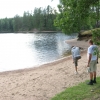 Sandstrand vid badplatsen som kommer när man följer vägen från sportstugan upp.