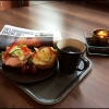 En helt vanlig frukostbricka på Lilla Fridolfs Conditori & Café med rykande färskt Zoegas 